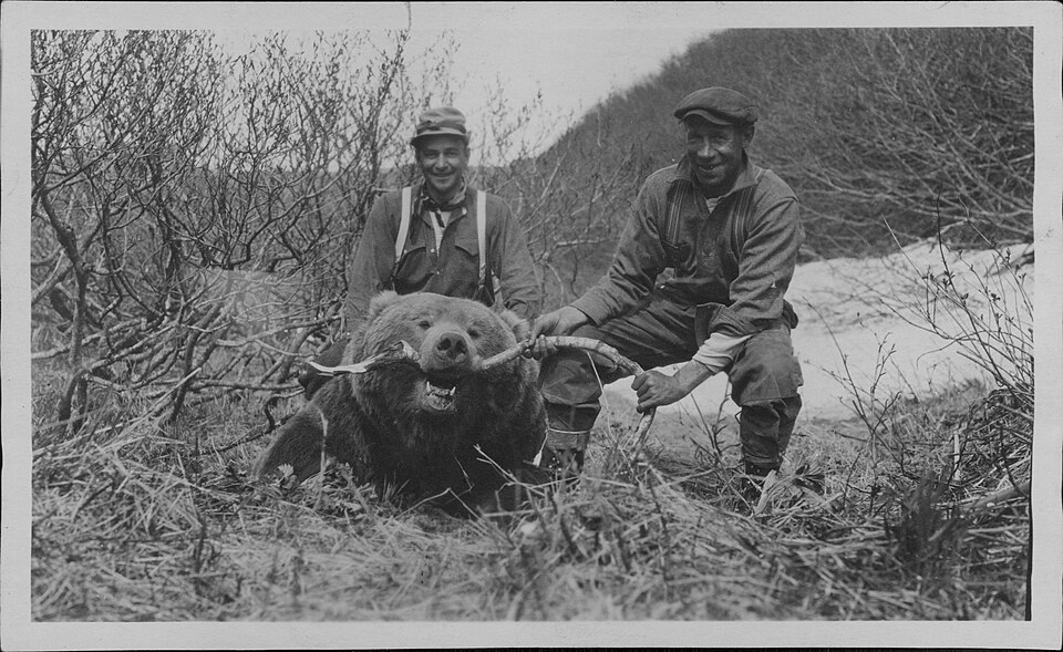 Охотники с убитым медведем: архивная фотография