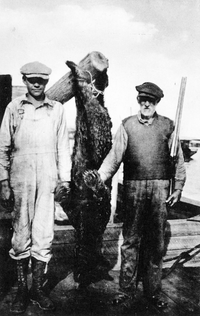 Охотники с убитым медведем, Северная Каролина, около 1920-х