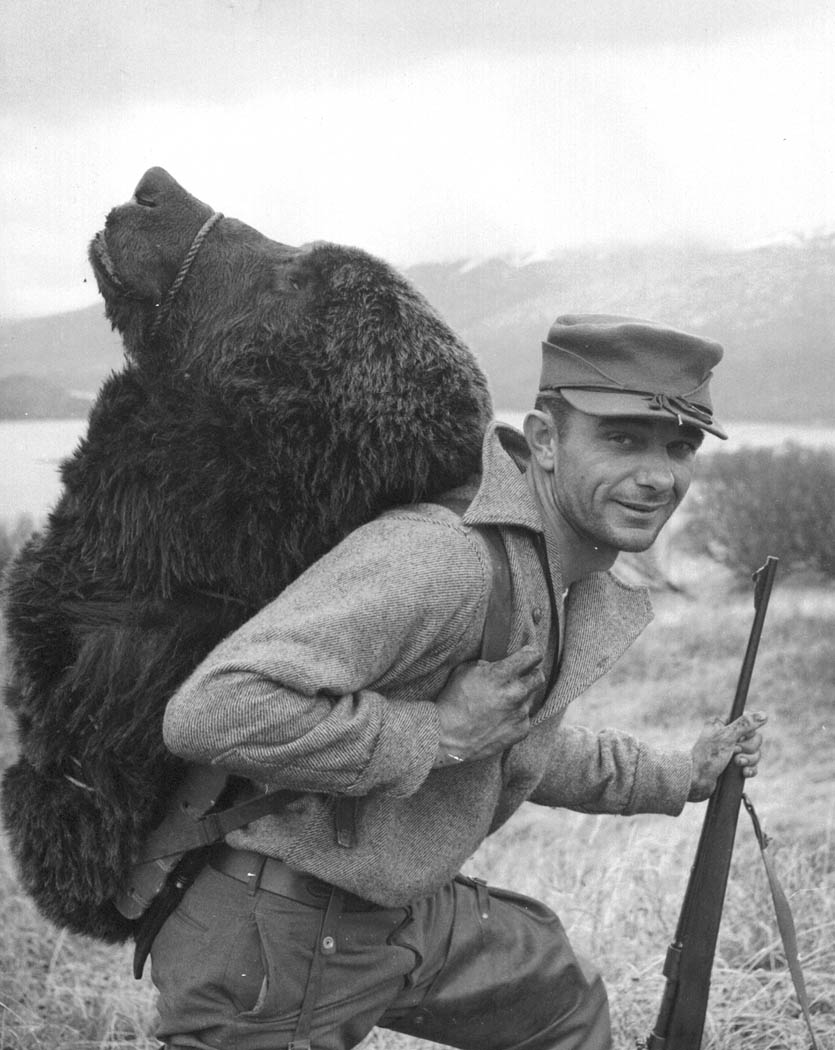 Охотник на Кадьяке, архив U.S. Fish and Wildlife Service